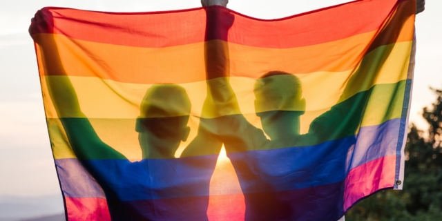 Σε δημόσια διαβούλευση το νομοσχέδιο για τον γάμο των ομόφυλων ζευγαριών