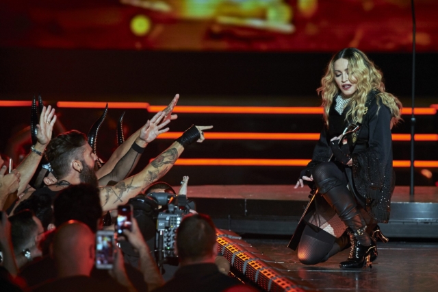 Madonna: Fans τής έκαναν μήνυση επειδή άργησε δύο ώρες να ανέβει στη σκηνή