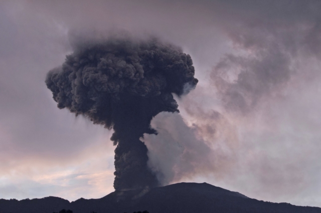 Ινδονησία: Νέα έκρηξη του ηφαιστείου Μαράπι – Εικόνες που κόβουν την ανάσα