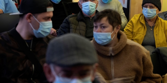 Άτομα που φορούν μάσκες σε νοσοκομείο στη Βαρκελώνη