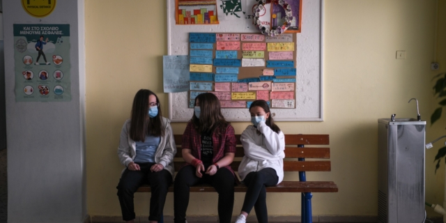 Σχολεία: Επιστροφή των μαθητών με μέτρα, υπό τον φόβο των ιώσεων