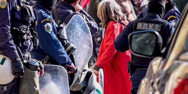 ΕΦΕ: Φωτορεπόρτερ χτυπήθηκε στο κεφάλι από ΜΑΤ στην έξωση της Ιωάννας Κολοβού