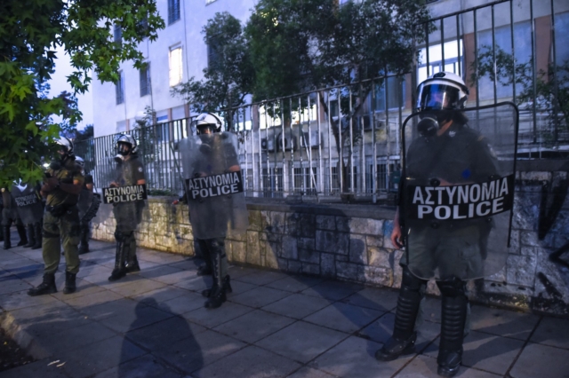 Θεσσαλονίκη: Μολότοφ σε κλούβα των ΜΑΤ έξω από το ΑΠΘ