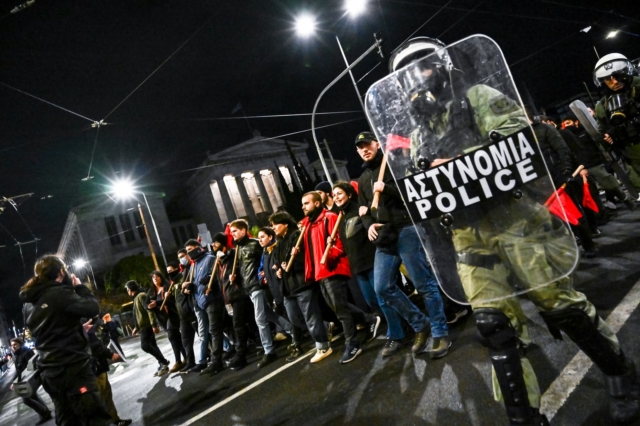 Ηχηρό “παρών” στην πορεία μετά τη βίαιη επιχείρηση της αστυνομίας στο Μετσόβειο