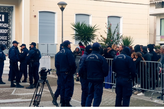 Συγγενείς και φίλοι του 31χρονου Μπάμπη έξω από τα δικαστήρια Μεσολογγίου