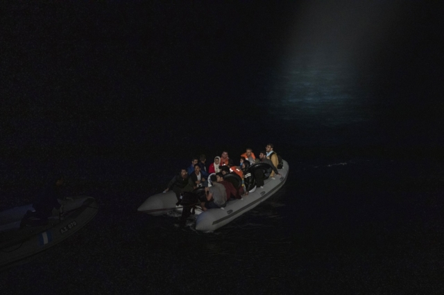 Μετανάστες σε βάρκα.