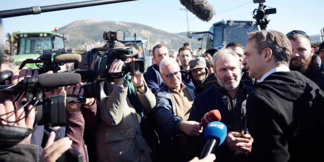 συνομιλεί με αγρότες στο μπλόκο της Βόνιτσας.