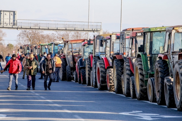 Θεσσαλία: Ένταση και χημικά στους αγρότες σε Λάρισα και Καρδίτσα