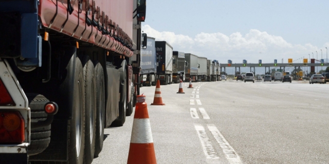 Νταλίκες στα διόδια των Μαλγάρων (φωτογραφία αρχείου)