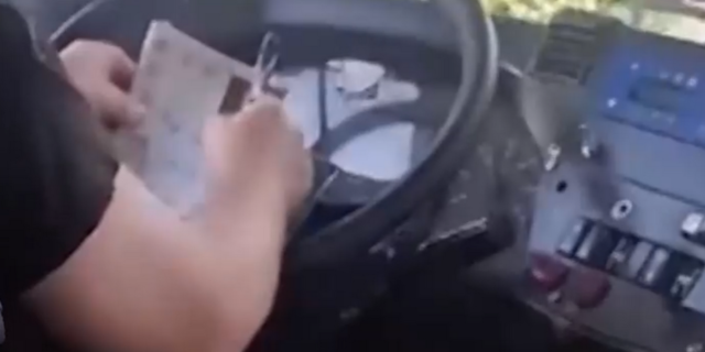 Σε διαθεσιμότητα ο οδηγός του λεωφορείου που έλυνε σταυρόλεξο εν κινήσει