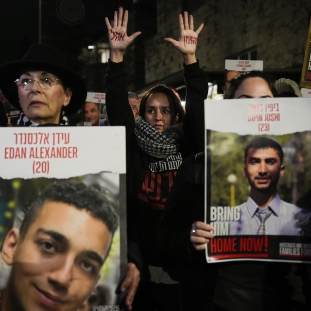 Συγγενείς ισραηλινών ομήρων σε συγκέντρωση διαμαρτυρίας έξω από το κοινοβούλιο του Ισραήλ, στην Ιερουσαλήμ