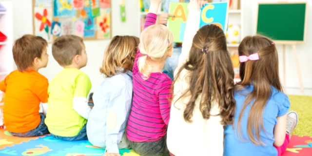 Drag Queens διαβάζουν παραμύθια σε παιδιά στην Αθήνα – Πώς θα πάτε και τα δικά σας