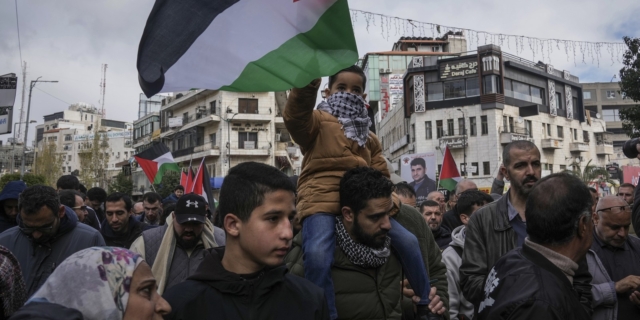Παλαιστίνιοι διαδηλώνουν για τον θάνατο του υπαρχηγού της Χαμάς στο Λίβανο