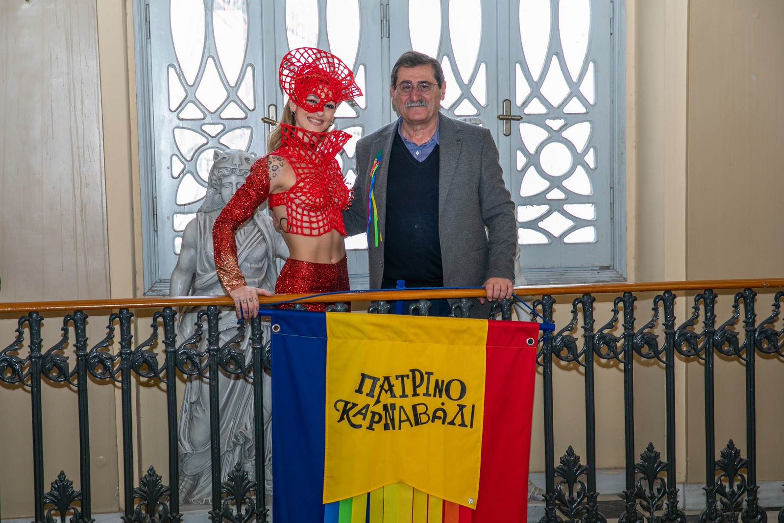 O δήμαρχος Πάτρας Κώστας Πελετίδης με την βασίλισσα του καρναβαλιού. 