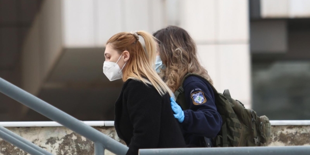 Η Ρούλα Πισπιρίγκου στο ΜΟΔ, κατηγορούμενη για τη δολοφονία και απόπειρα ανθρωποκτονίας της 9χρονης κόρης της, Τζωρτζίνα