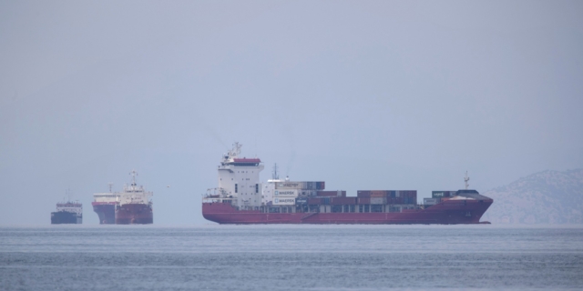 Εμπορικά πλοία στο λιμάνι του Πειραιά
