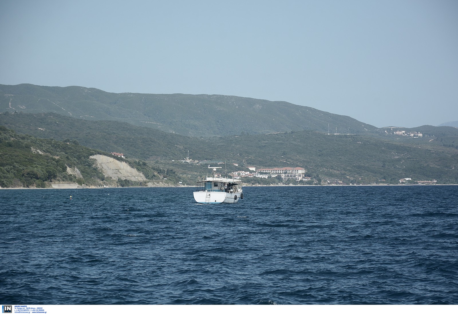 Ένα πλοίο στη θάλασσα στην Τρυπητή Χαλκιδικής.