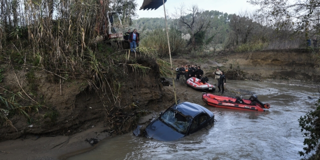 Έρευνες των πυροσβεστών της ΕΜΑΚ