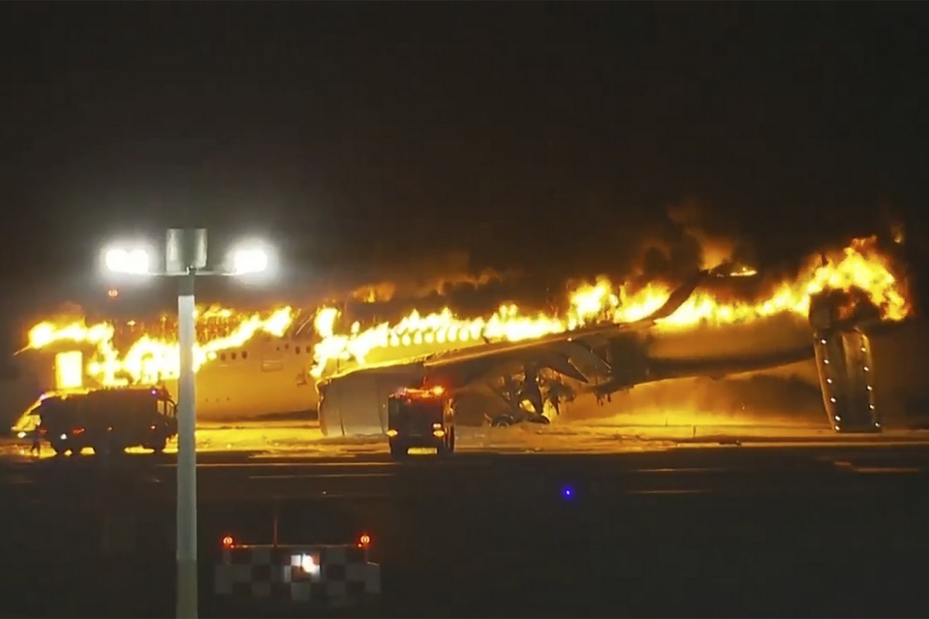 Στις φλόγες αεροσκάφος της Japan Airlines στο αεροδρόμιο του Τόκιο