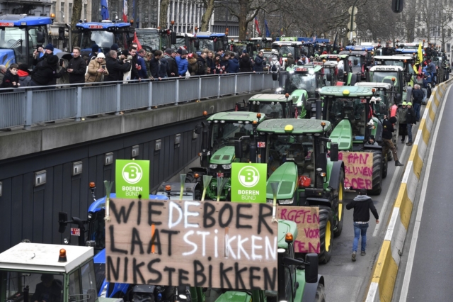 Γιατί διαδηλώνουν οι αγρότες στην Ευρώπη και πώς η ακροδεξιά παραμονεύει (και εδώ)