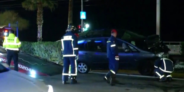 Σοβαρό τροχαίο στην Ποσειδώνος – Αυτοκίνητο έφυγε στη διαχωριστική νησίδα