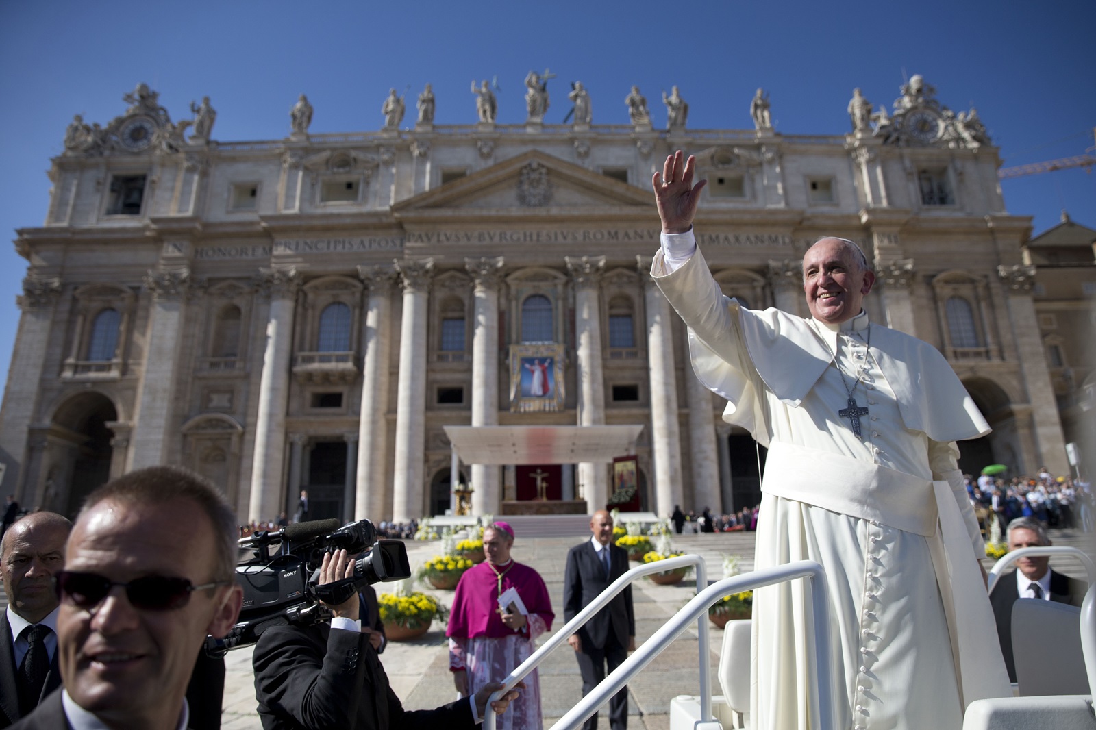 Ο Πάπας Φραγκίσκος στην πλατεία Αγίου Πέτρου στο Βατικανό (φωτογραφία αρχείου)