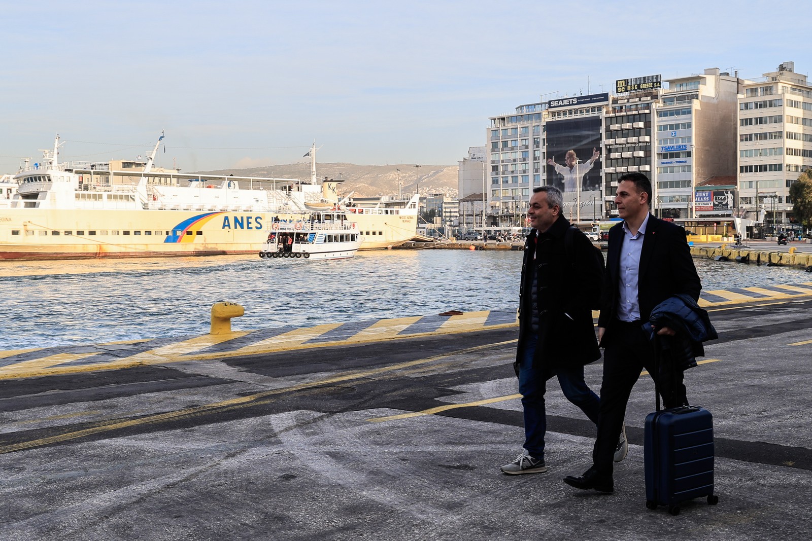 Στιγμιότυπο από το λιμάνι του Πειραιά, όπου βουλευτές του ΣΥΡΙΖΑ - Προοδευτική Συμμαχία αναχωρούν για τις Σπέτσες, όπου πρόκειται να συνεδριάσει η Κοινοβουλευτική Ομάδα του κόμματος
