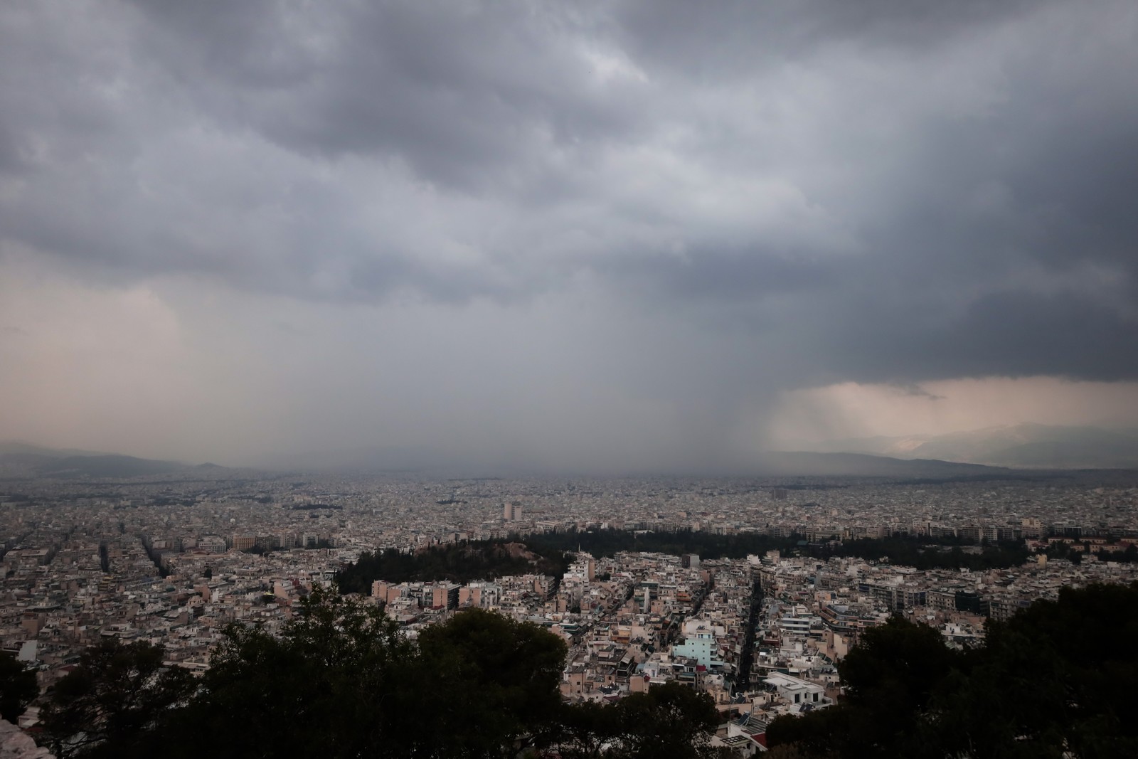 Καιρός: Βροχές και μικρή πτώση της θερμοκρασίας – Πού αλλάζει το σκηνικό