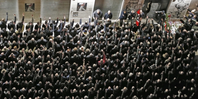 Ρώμη: Εκατοντάδες ακροδεξιοί προέβησαν σε “ρωμαϊκό χαιρετισμό” – Κλιμακώνεται η διαμάχη για τον φασισμό