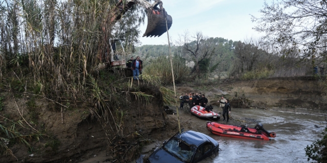Στιγμιότυπο από τις έρευνες των πυροσβεστών της ΕΜΑΚ και της Αστυνομίας για τον εντοπισμό του ζευγαριού που επέβαινε στο αυτοκίνητο το οποίο παρασύρθηκε από τα ορμητικά νερά χειμάρρου στην είσοδο της κοινότητας Πλουτοχωρίου.