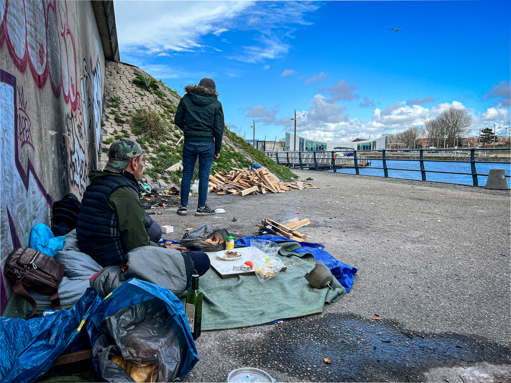 Πρόσφυγες και μετανάστες βρίσκουν καταφύγιο σε πρόχειρους καταυλισμούς στο Calais.
