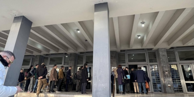 Δικαστικό Μέγαρο Θεσσαλονίκης: Ουρές και έλεγχοι μετά τον εντοπισμό φακέλου με εκρηκτικά