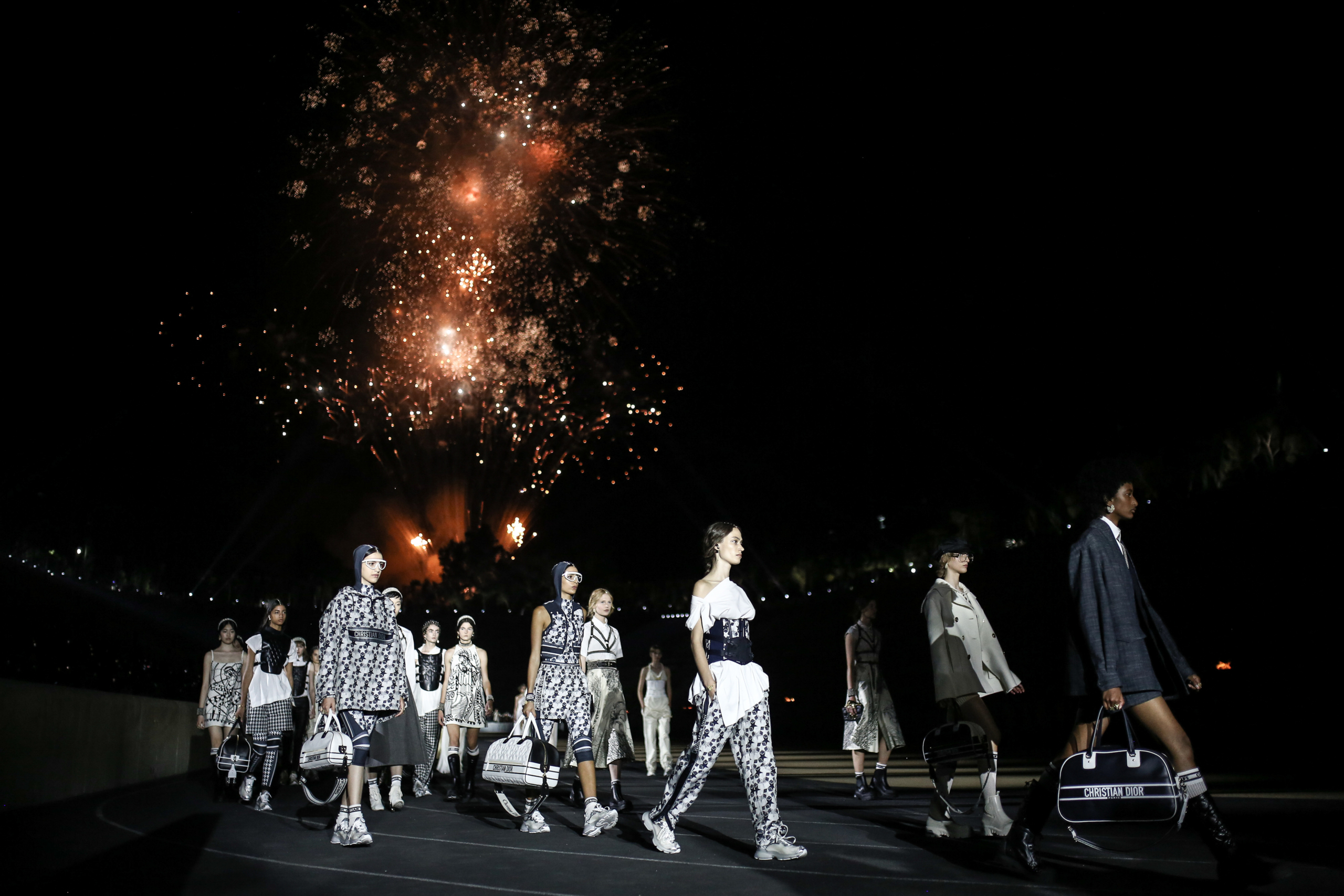 Φωτογραφία από την επίδειξη μόδας Cruise 2022 στο Καλλιμάρμαρο