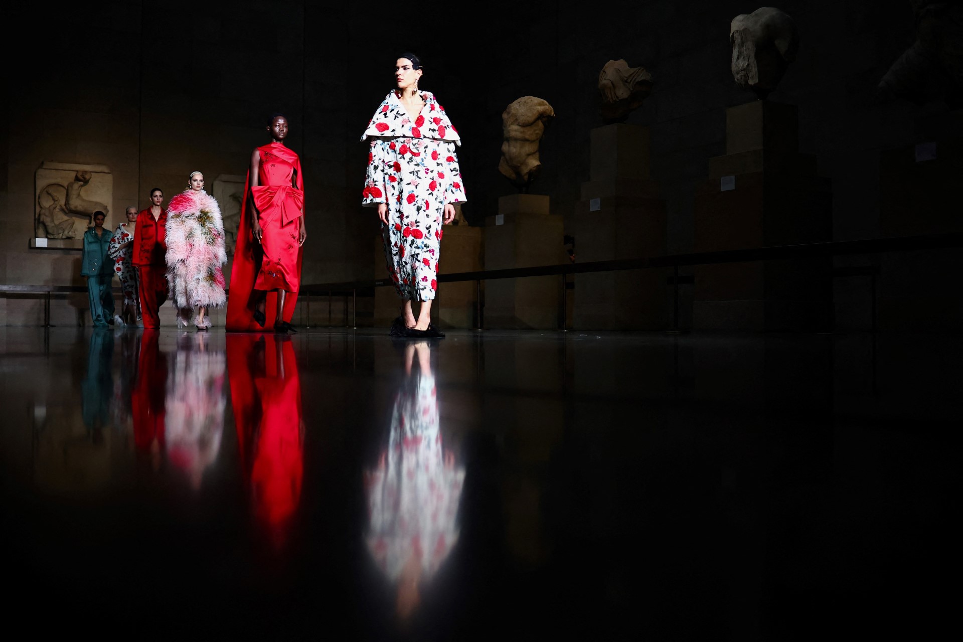 Φωτογραφία από την επίδειξη μόδας του Erdem στην αίθουσα με τα Ελγίνεια