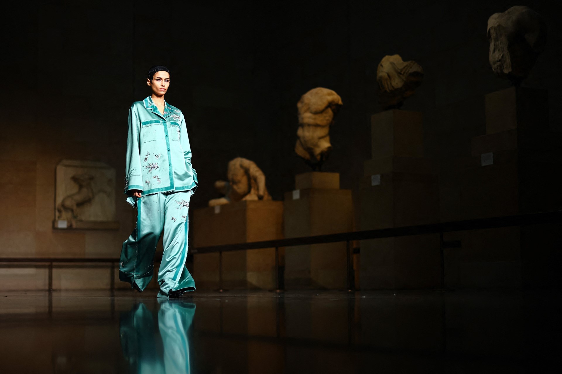 Φωτογραφία από την επίδειξη μόδας του Erdem στην αίθουσα με τα Ελγίνεια