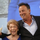 Ο Bruce Springsteen με τη μητέρα του Adele