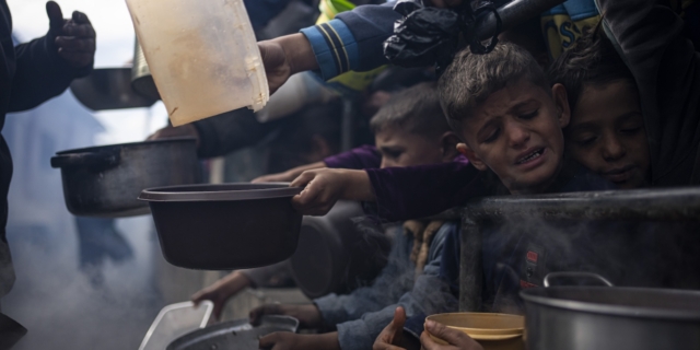 Παλαιστίνιοι περιμένουν για ένα δωρεάν γεύμα στην Ράφα.