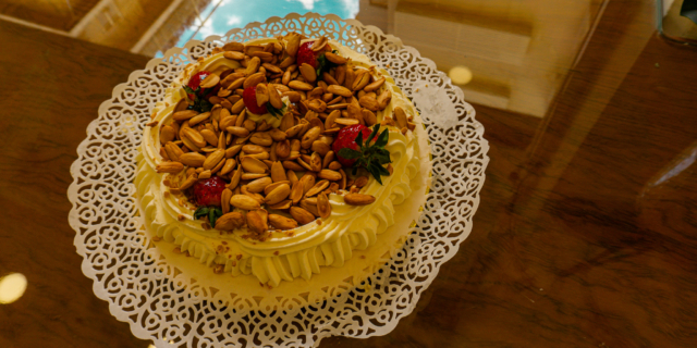 Στο ζαχαροπλαστείο του Μπόζα στην Κυψέλη η αμυγδάλου είναι γκραν σουξέ