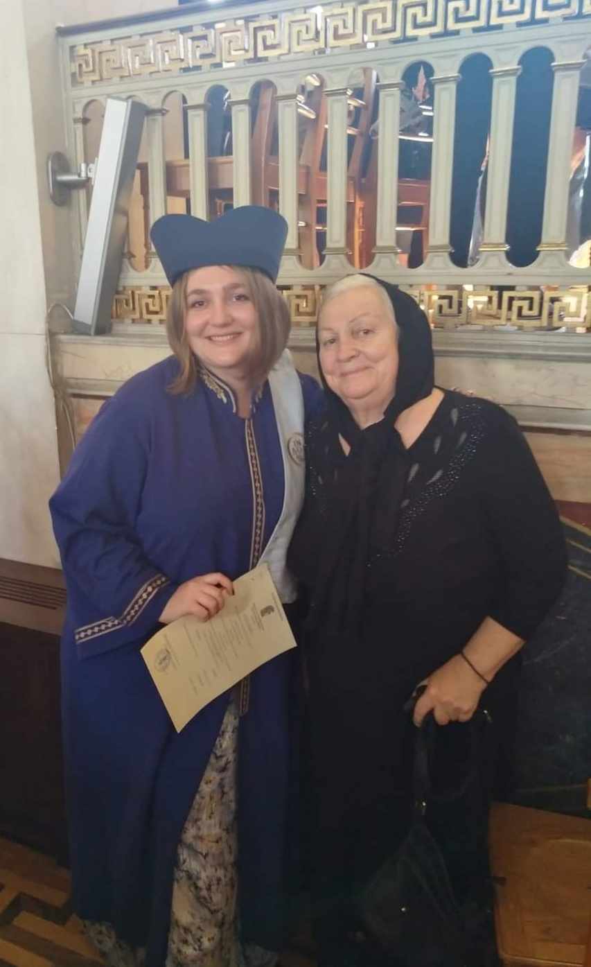 Η Ντιάνα με τη γιαγιά της