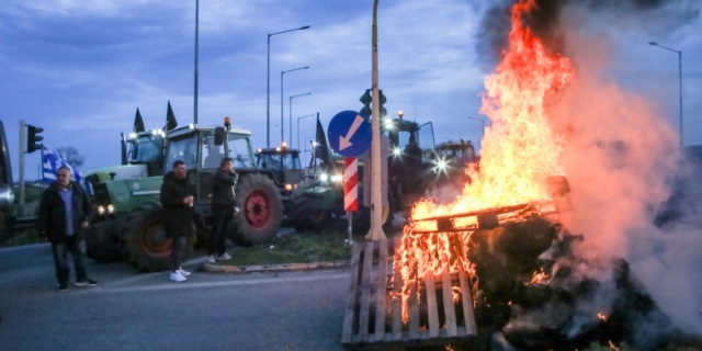 Κινητοποίηση αγροτών του νομού Λάρισας στην εθνική οδό στον Πλατύκαμπο Λάρισας