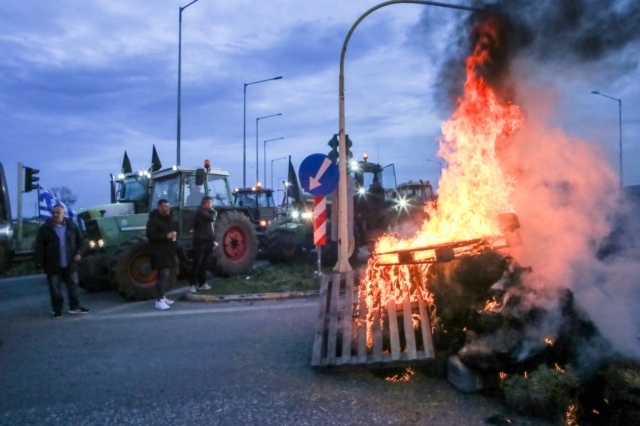 Κινητοποίηση αγροτών του νομού Λάρισας στην εθνική οδό στον Πλατύκαμπο Λάρισας