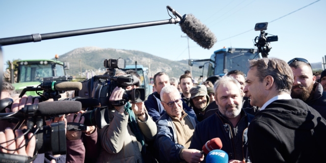 Ο Κυριάκος Μητσοτάκης με αγρότες