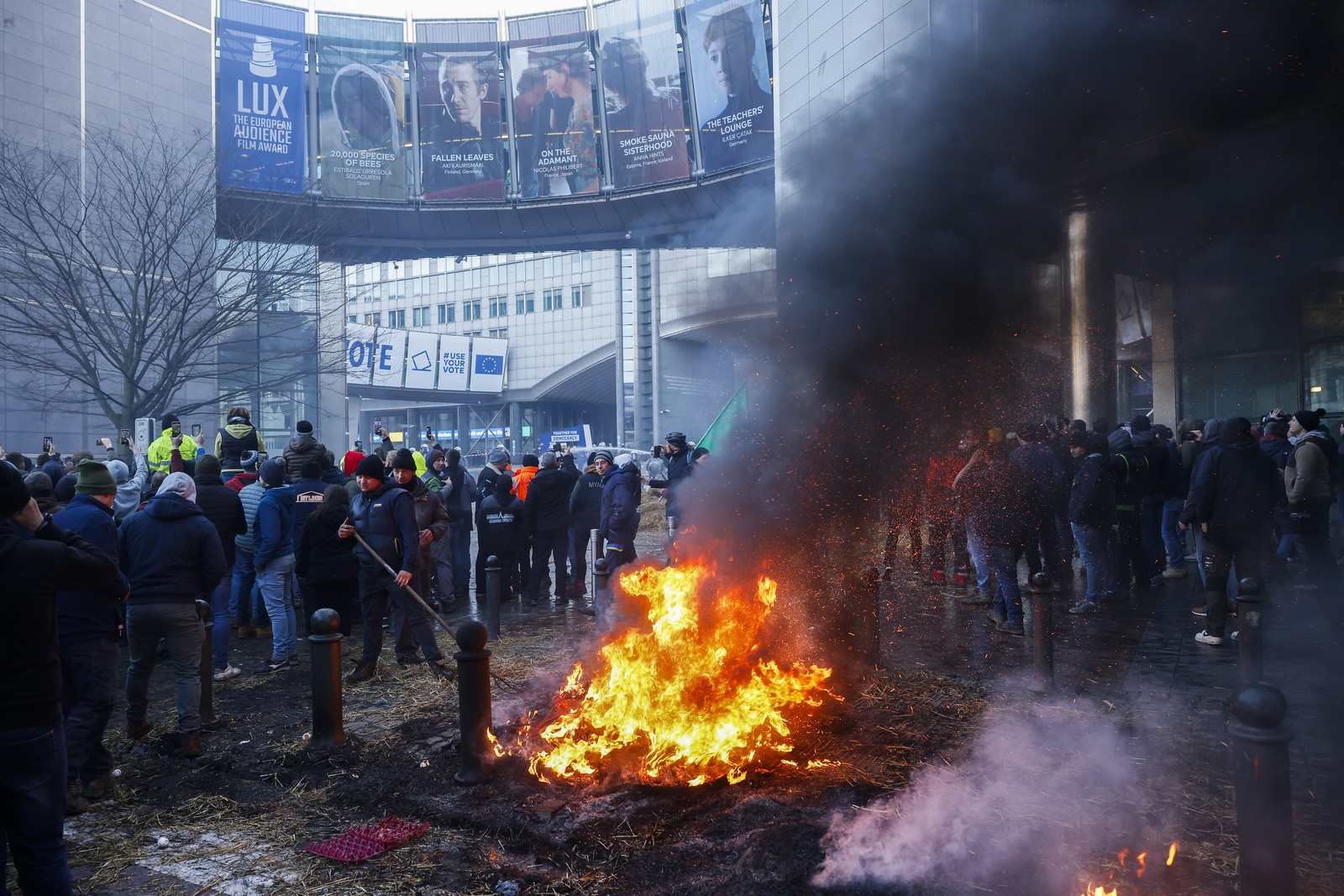 Φωτιές, πέτρες και συνθήματα από αγρότες εν όψει της Συνόδου Κορυφής