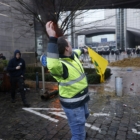 Κομβόι με εκατοντάδες οργισμένους αγρότες στις Βρυξέλλες