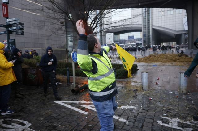 Κομβόι με εκατοντάδες οργισμένους αγρότες στις Βρυξέλλες