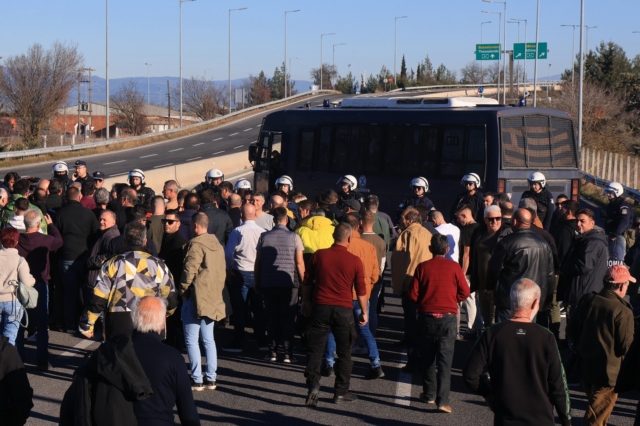 Αγρότες απέκλεισαν την Εθνική Οδό