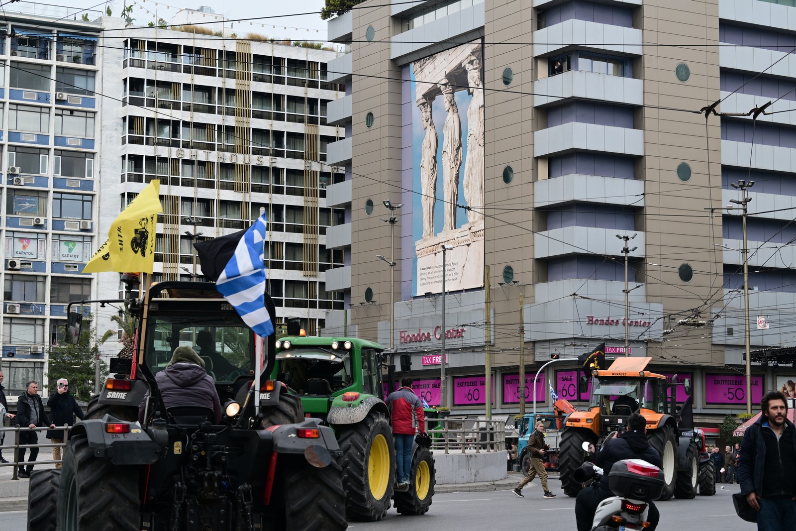Αναχώρηση του κομβόι των αγροτών με τρακτέρ από την Αθήνα