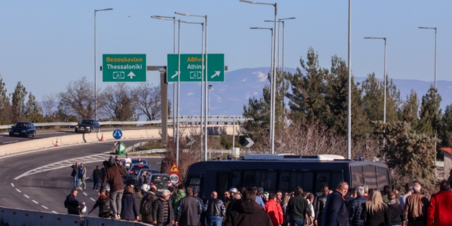 Συμβολικός αποκλεισμός της εθνικής οδού στο ύψος του κόμβου της Νίκαιας στη Λάρισα από αγρότες
