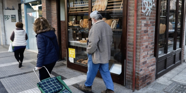 Κατώτατος μισθός: Τα σενάρια και η “μαύρη τρύπα” της ακρίβειας