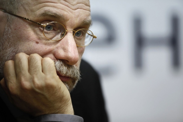 Ρωσία: Ο συγγραφέας Ακούνιν δήλωσε ότι δέσμευσαν τραπεζικούς λογαριασμούς της συζύγου του